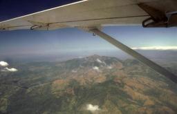 Flug durchs Gebirge