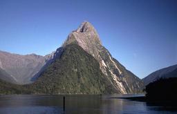 Milford
 Sound mit dem Mitre Peak